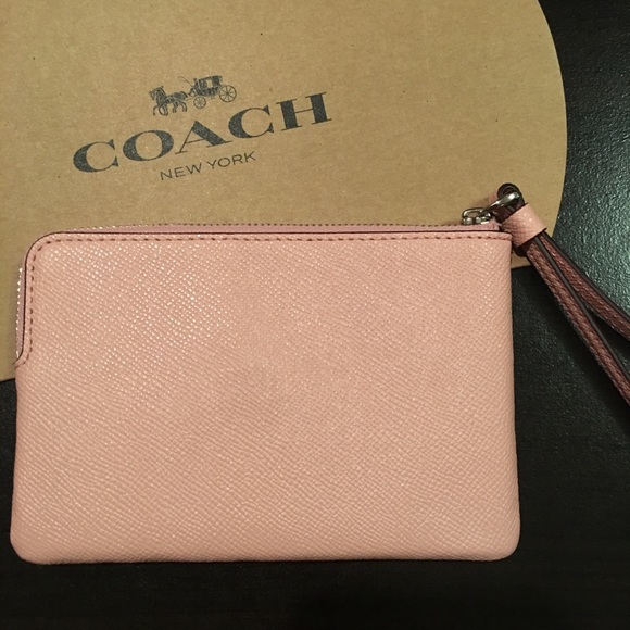 **LAST ONE!!!** 🆕 COACH corner zip wristlet - Picture 2 of 3